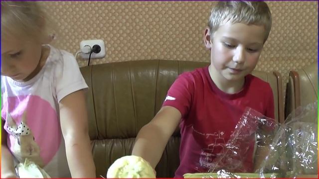 Как варить КУКУРУЗУ - готовим вкусно .Семейный рецепт.Дети пробуют новую еду кукуруза вареная смотреть онлайн