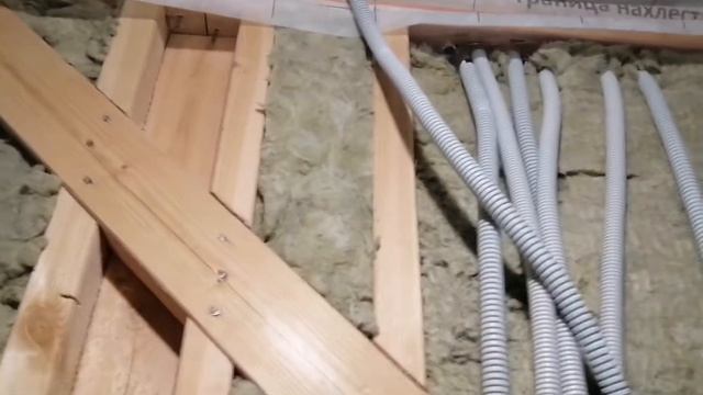Электрика в каркасном доме по холодному чердаку! Как нельзя делать! Конденсат в гофре!!!!!