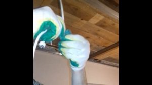 Потолок из пластиковых панелей ПВХ с точечными светильниками.