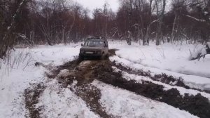 Нива по грязи со снегом