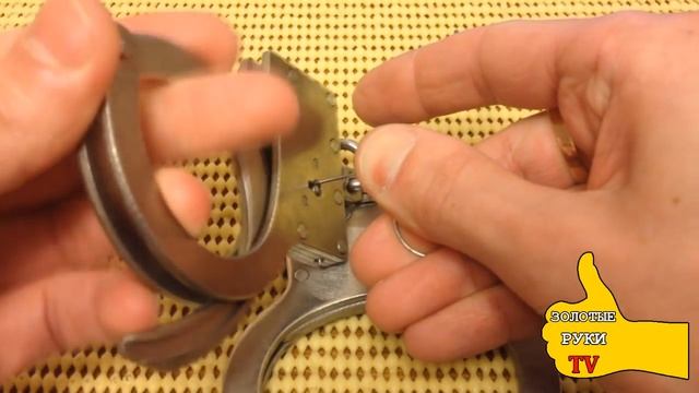 Как открыть наручники без ключа? смотреть онлайн