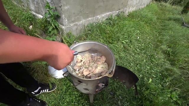 Хочу пожрать - Весёлая бригада Готовим мясной суп Вася в умате упал на землю смотреть онлайн