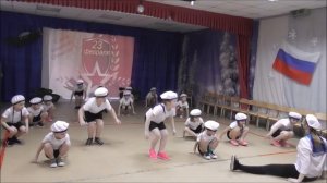 Музыкальная разминка "Бескозырка белая". Ведущая - Юданова Ангелина. Мы танцуем, мы играем.