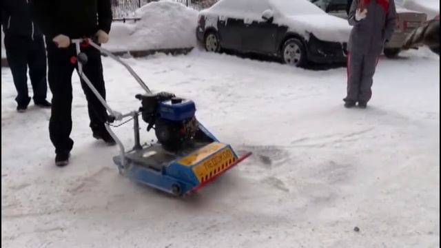 Как удалить наледь с канализационного люка? Ледоколом! смотреть онлайн