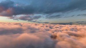 Полёт Над облаками На Закате. Бесплатный Видео Футаж. Бесконечный Бесшовный цикл Версия 01