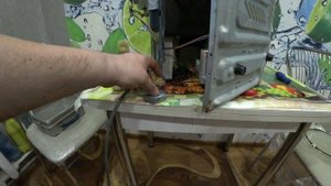 РЕМОНТ МИКРОВОЛНОВОЙ ПЕЧИ САМСУНГ. НЕ ВРАЩАЕТСЯ ТАРЕЛКА. ЗАМЕНА ДВИГАТЕЛЯ НА УНИВЕРСАЛЬНЫЙ.