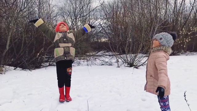 Дети лепят семью снеговиков