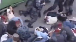 Отряд краповых беретов усмиряет футбольных фанатов.