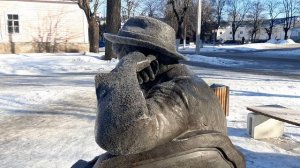 Гатчинский дворик в Гатчине. Памятник Куприну (19.02.2024)