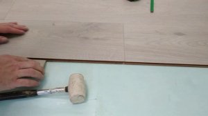Как смонтировать одному человеку длинные полосы ламината без пластиковых защёлок