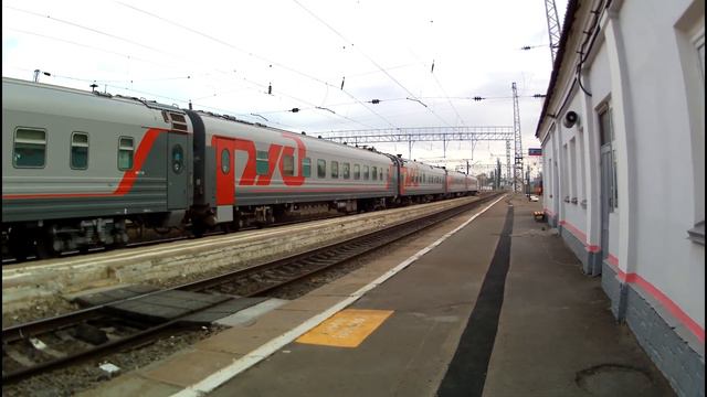 ЭП1М-636 с фирменным поездом №145/146 "Ингушетия" Назрань - Москва прибывает на станцию Миллерово. смотреть онлайн