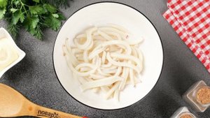 Салат из кальмаров с огурцами и сыром