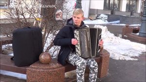 Зимняя МУРКА на баяне! Красиво играет!