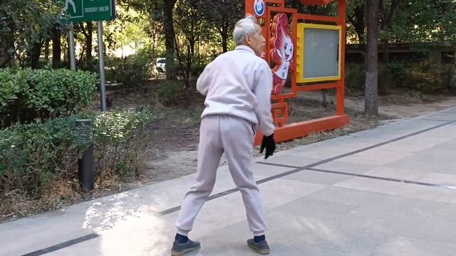 Кунг-фу_ 80-летний китаец тренируется в ветреный осенний день （功夫）
