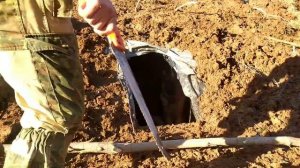 ЗЕМЛЯНКА НА СКЛОНЕ ЧАСТЬ -12, УКРЕПЛЯЕМ СТЕНКИ ВНУТРИ ЗЕМЛЯНКИ И ДОДЕЛЫВАЮ ДВЕРЬ!!!