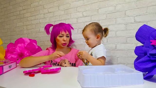 Косметика для МАЛЕНЬКИХ ДЕВОЧЕК КРАСИМСЯ и красим КУКОЛКУ смотреть онлайн