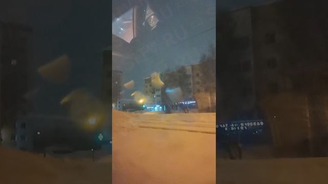 Кучи снега делает движение по городу крайне опасным.