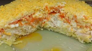 Салат с копченой курицей и чесноком.mp4