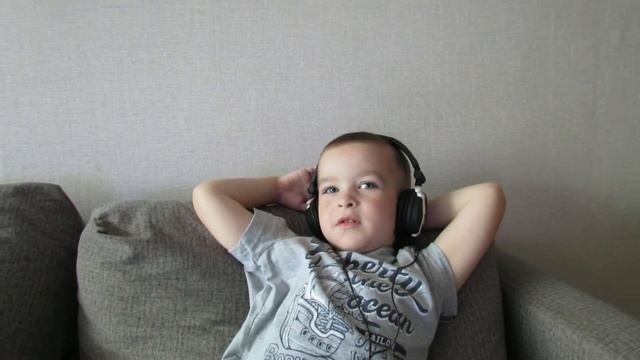 Угадай песню. Поем в наушниках смотреть онлайн