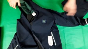 Классический спортивный костюм очень большого размера.