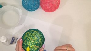 Новогодний шар из ниток - новогодняя игрушка своими руками