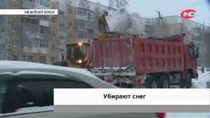 В Нефтеюганске машины мешают коммунальщикам убирать снег
