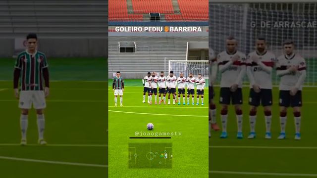 Goleiro Santos do Flamengo pediu 8 jogadores na barreira e ficou só olhando o golaço do Marcelo #ps