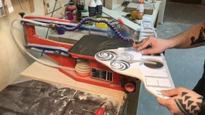 Выпиливание логотипа на лобзиковом станке. Scrollsaw works)