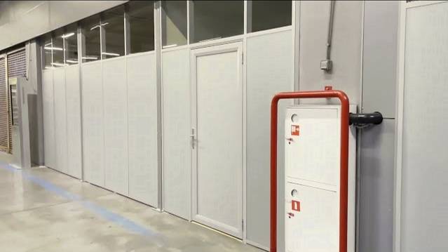 Офис из матовых стеклянных перегородок и дверей с прозрачными фрамугами - изготовление и монтаж