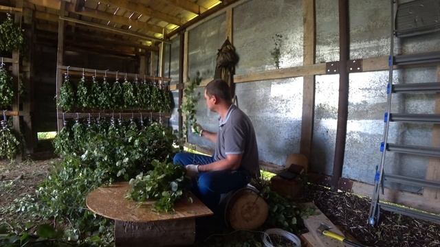 Жизнь и заработок в деревне. Готовим Иван чай. Тестируем гаффы древолазы. смотреть онлайн