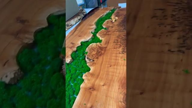 Стол с эпоксидной смолой и мхом + огромное лофт зеркало из слэба