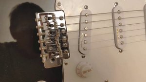 обзор сборки китайской реплики Fender Stratocaster чёрный с белым пикгардом с новой фабрики