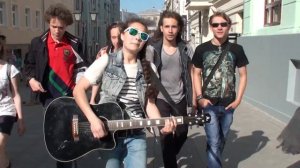 Красивая девушка круто поет под гитару песню Пить Курить