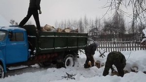 Погрузка дров по зимнему