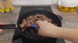 Печень говяжья с луком и жареной картошечкой. Готовим обед на скорую руку