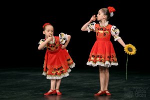 "Золотая хохлома", Ансамбль "Школьные годы". "Golden Khokhloma", Ensemble "School Years".