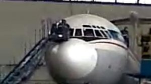 Ремонт самолета ! Смотреть до конца ! Ржач!