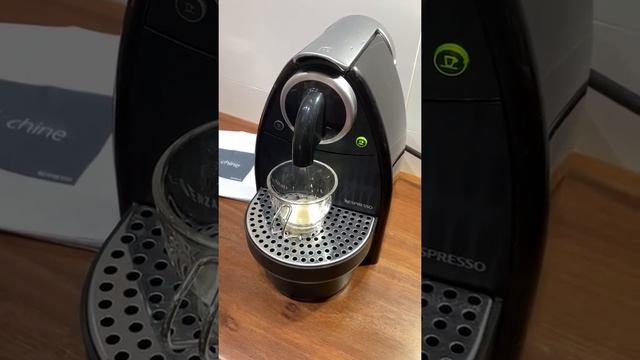 Cafeteira Nespresso Essenza Preta C101 Automática 110v