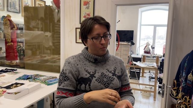 Беру ленты и крючок, натягиваю ткань и делаю стежки на канве! Выходят цветы расшитые бисером! смотреть онлайн