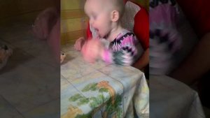 Вот как правильно есть колбасу