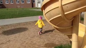 Гуляем на детской площадке. Весёлый автобус.