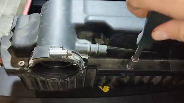 Кому проще менять воздушный фильтр? Hyundai Solaris II против Citroen Berlingo B9 смотреть онлайн