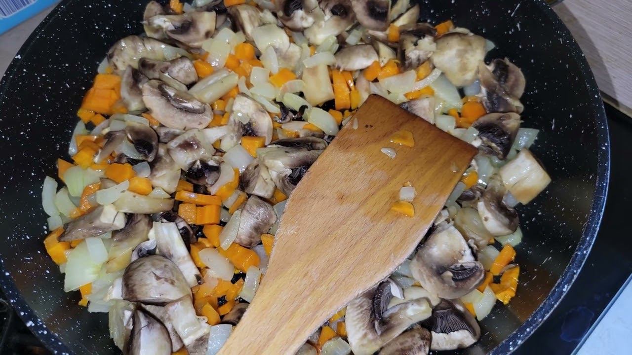 ХОЛОСТЯК ГОТОВИТ ВКУСНЫЙ ГРИБНОЙ СУП И ТУШЕНЫЕ КУРИНЫЕ НОЖКИ!