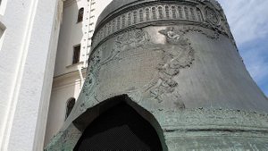 Царь-ко́локол. Памятник в Кремле. А Вы знаете как он раскололся?