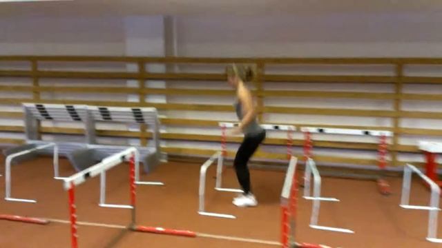 Наташа учится прыгать барьеры=) смотреть онлайн