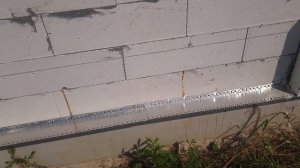 Клеим пенопласт первый ряд Утепляем фасад пенопластом первый раз своими руками