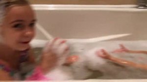 купаемся и веселимся в ванной))))