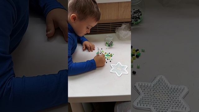 Развитие мелкой моторики на занятии по сенсорной интеграции в TimmiClub Харьков #shorts смотреть онлайн
