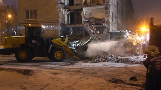 Разбор завалов разрушенного дома в Тюмени