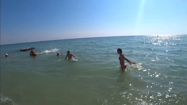 Евпатория. Русская улица. Купаемся на море. Лебеди в Евпатории на озере.